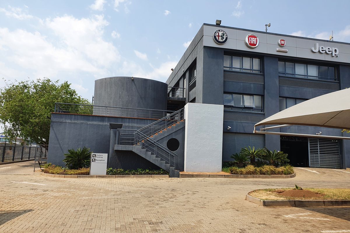 Stand-alone office building to rent, with motorway frontage - Photo 2