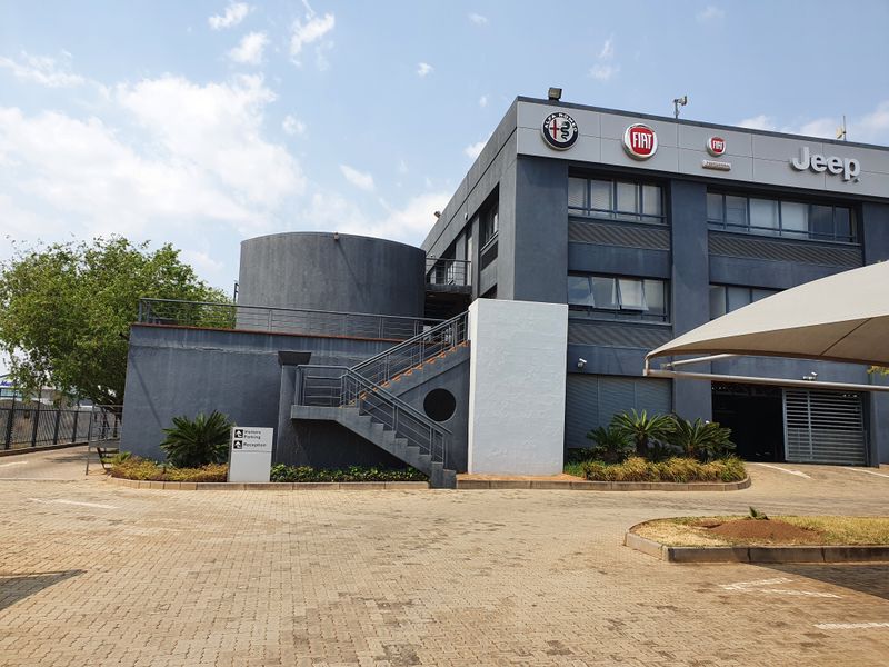 Stand-alone office building to rent, with motorway frontage - Photo 2