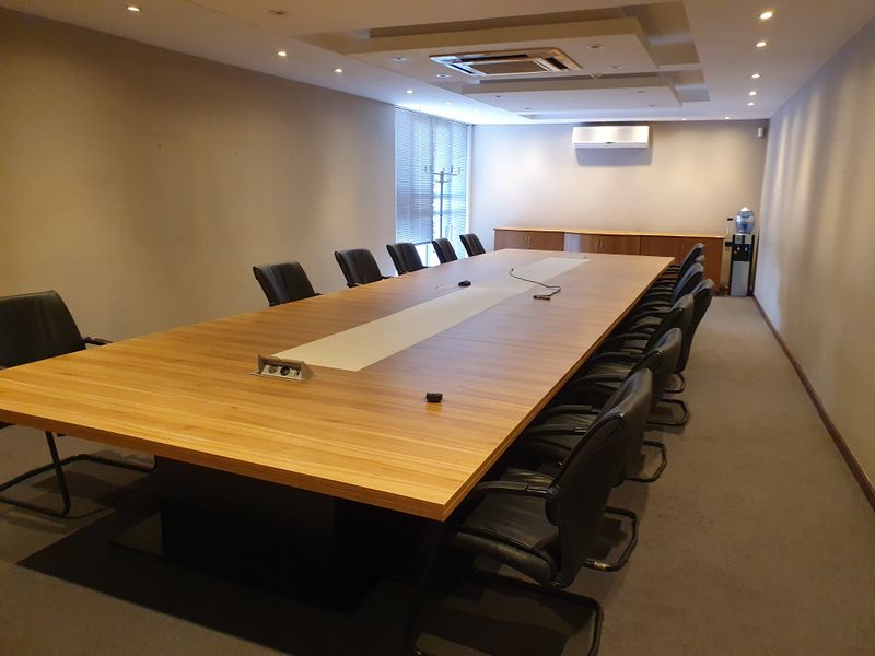 Stand-alone office building to rent, with motorway frontage - Photo 8