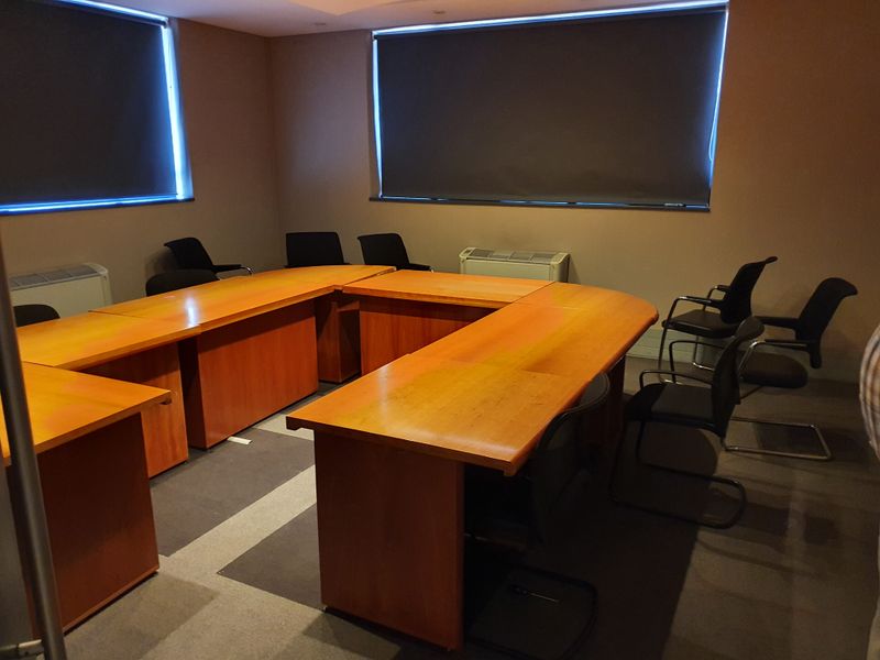 Stand-alone office building to rent, with motorway frontage - Photo 9