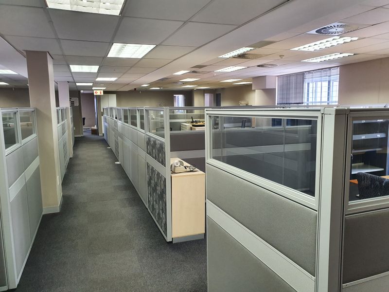 Stand-alone office building to rent, with motorway frontage - Photo 10