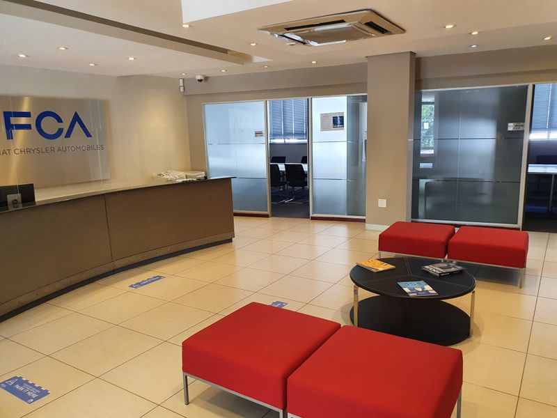 Stand-alone office building to rent, with motorway frontage - Photo 6