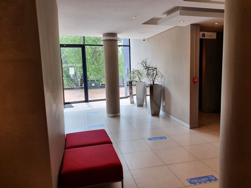 Stand-alone office building to rent, with motorway frontage - Photo 7