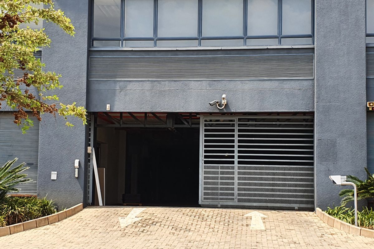 Stand-alone office building to rent, with motorway frontage - Photo 3