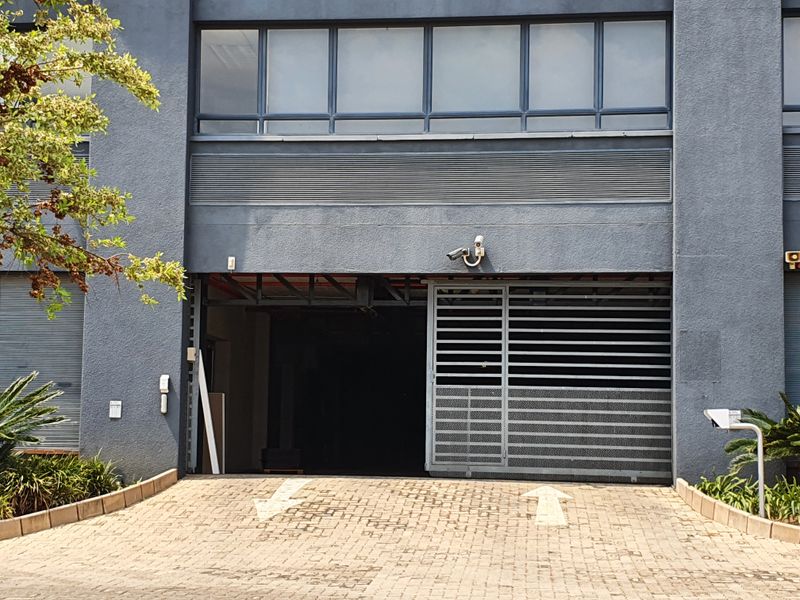 Stand-alone office building to rent, with motorway frontage - Photo 3