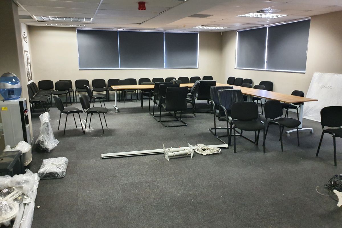 Stand-alone office building to rent, with motorway frontage - Photo 4