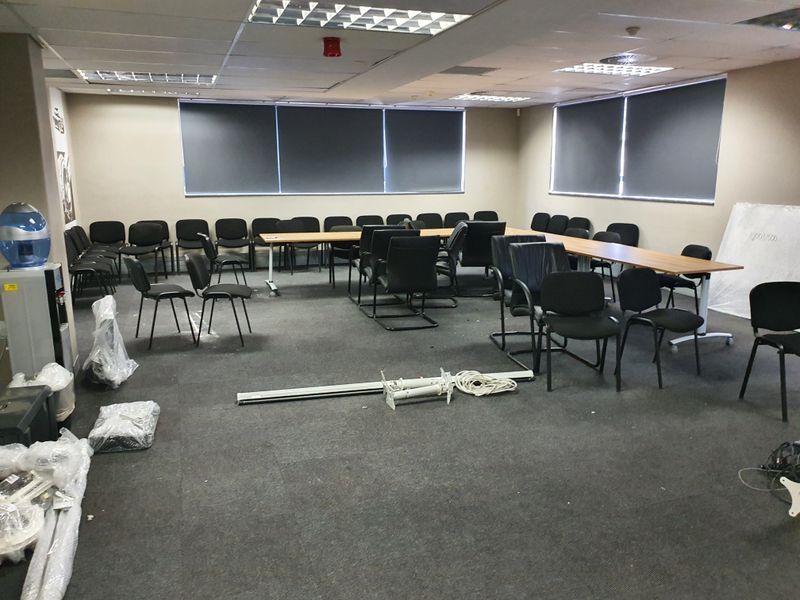 Stand-alone office building to rent, with motorway frontage - Photo 4