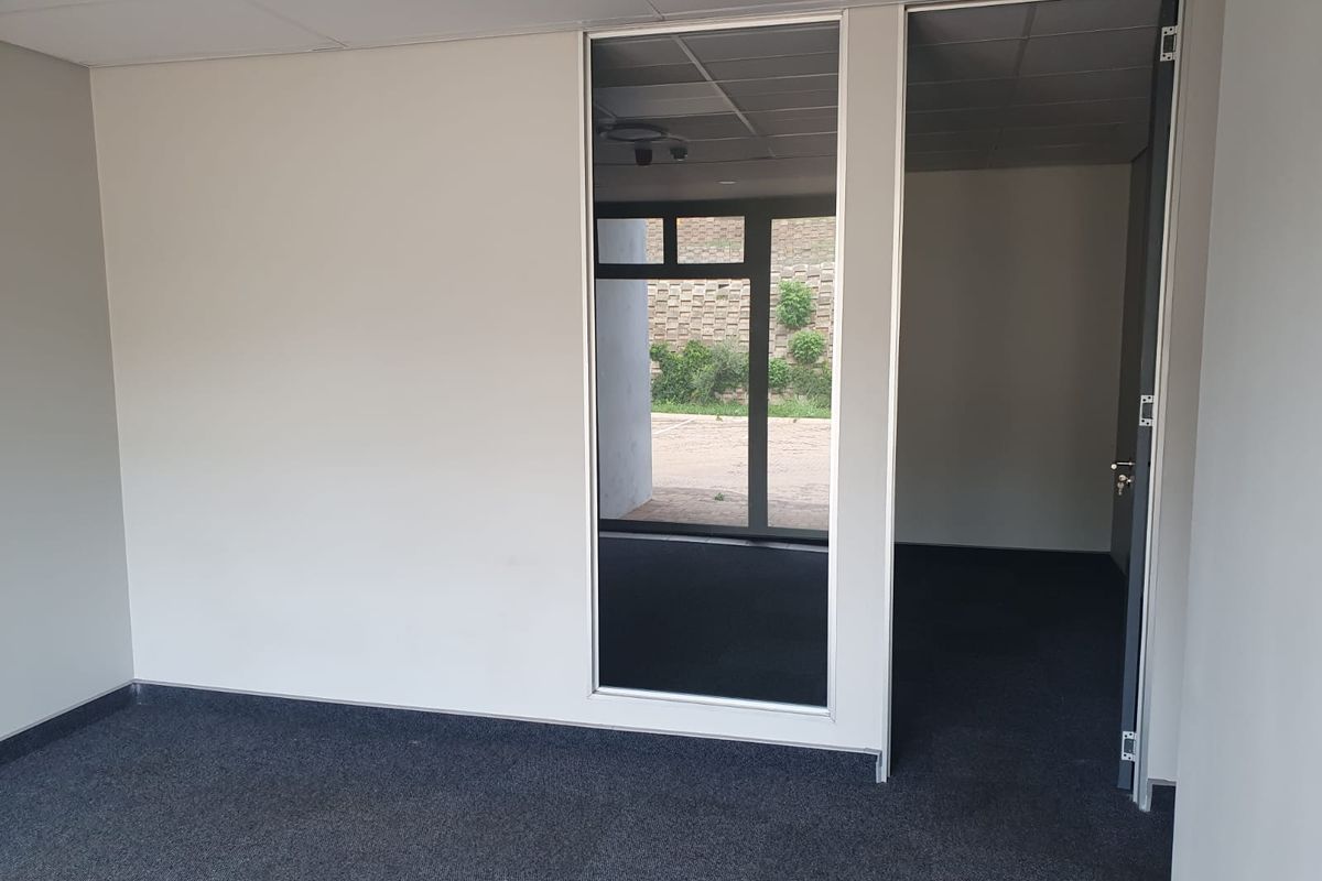 Warehouse to rent in business park on Route 21, Olifantsfontein - Photo 4