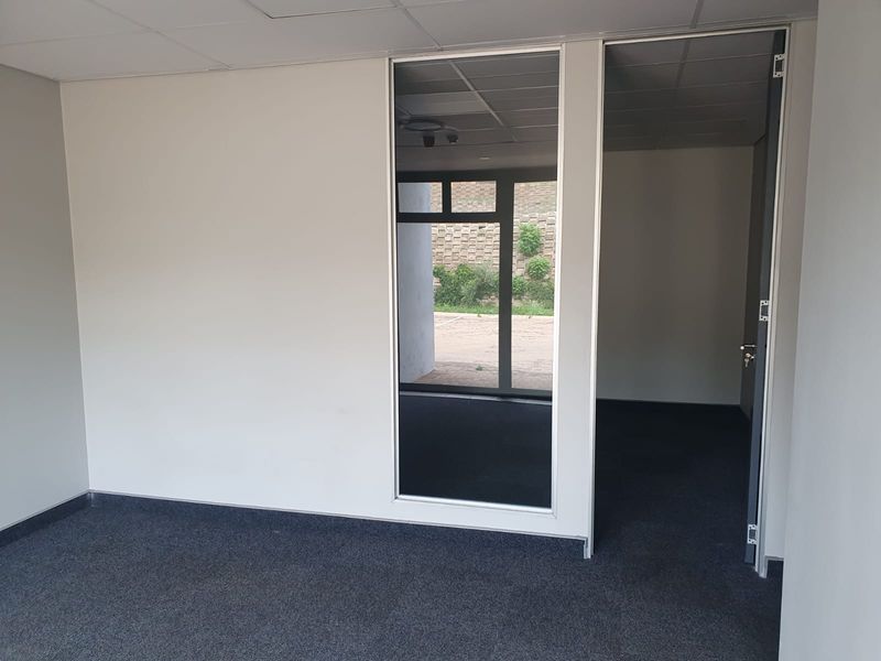Warehouse to rent in business park on Route 21, Olifantsfontein - Photo 4