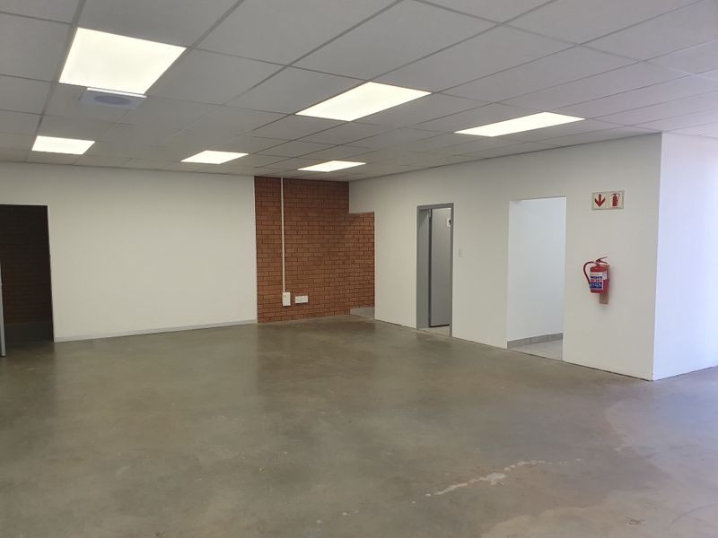 Mini warehouses to let off R21 motorway - Photo 10