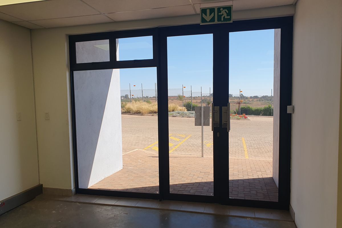 Mini warehouses to let off R21 motorway - Photo 4