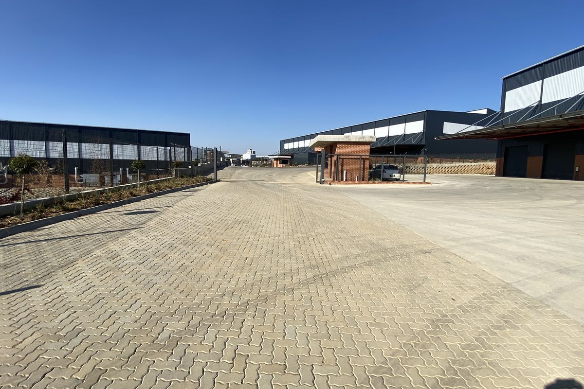 New Build 7731m2 Warehouse to Let in North Riding - Photo 3