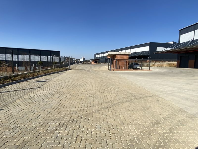 New Build 7731m2 Warehouse to Let in North Riding - Photo 3