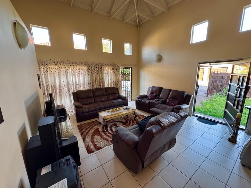3 Bedroom Townhouse for Sale – Reyno Ridge, Witbank - Photo 7