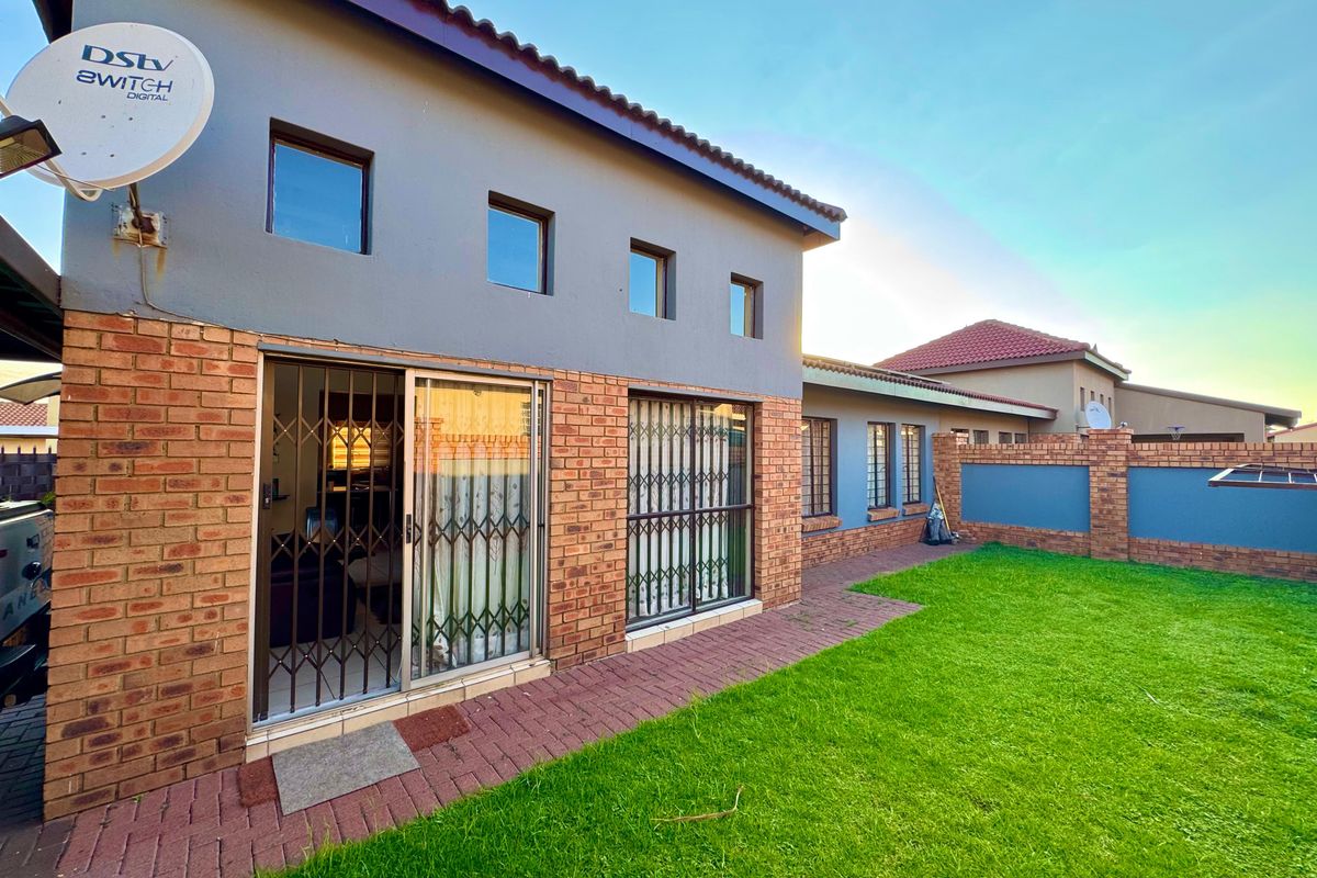 3 Bedroom Townhouse for Sale – Reyno Ridge, Witbank - Photo 4
