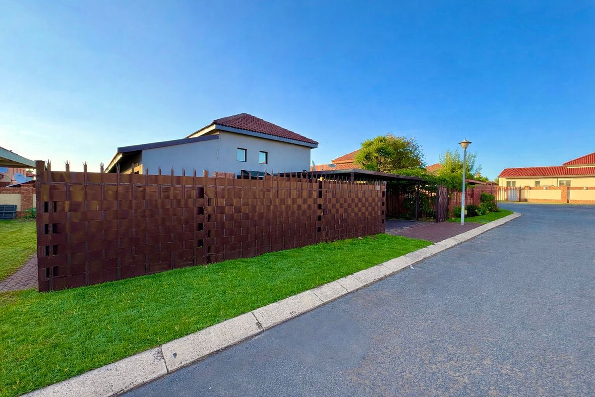 3 Bedroom Townhouse for Sale – Reyno Ridge, Witbank - Photo 2