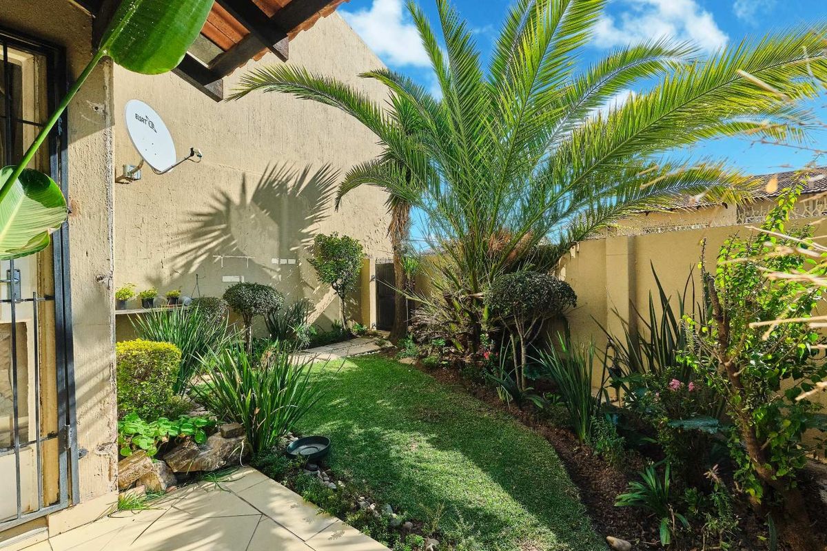 Lovely Renovated 3 Bedroom Townhouse in Corlett Gardens - Photo 3