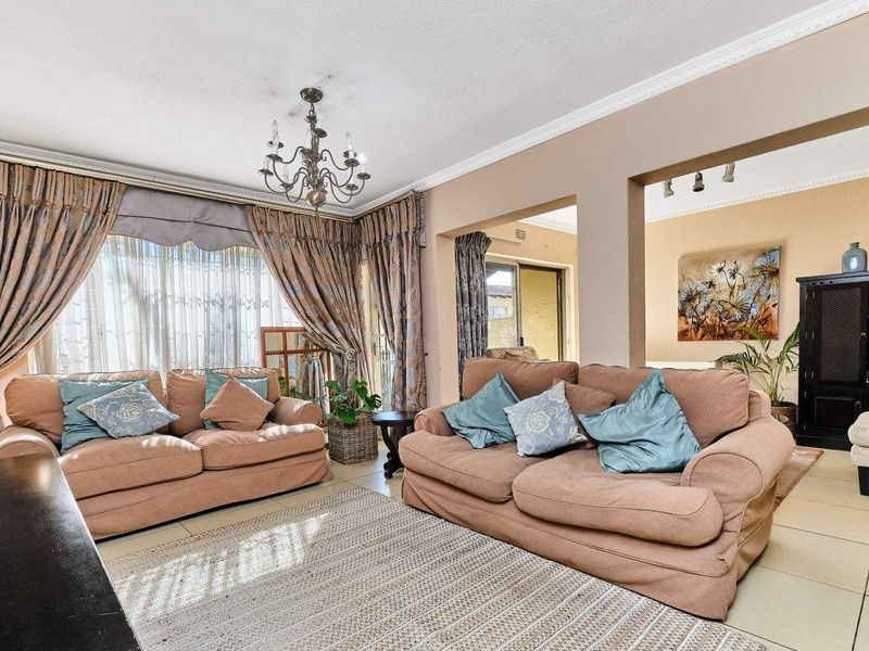 Lovely Renovated 3 Bedroom Townhouse in Corlett Gardens - Photo 6