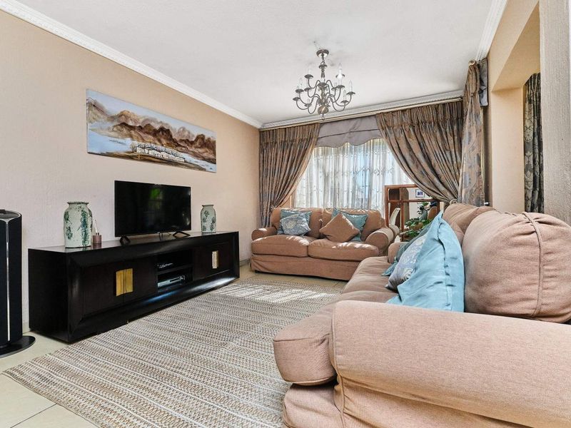 Lovely Renovated 3 Bedroom Townhouse in Corlett Gardens - Photo 5