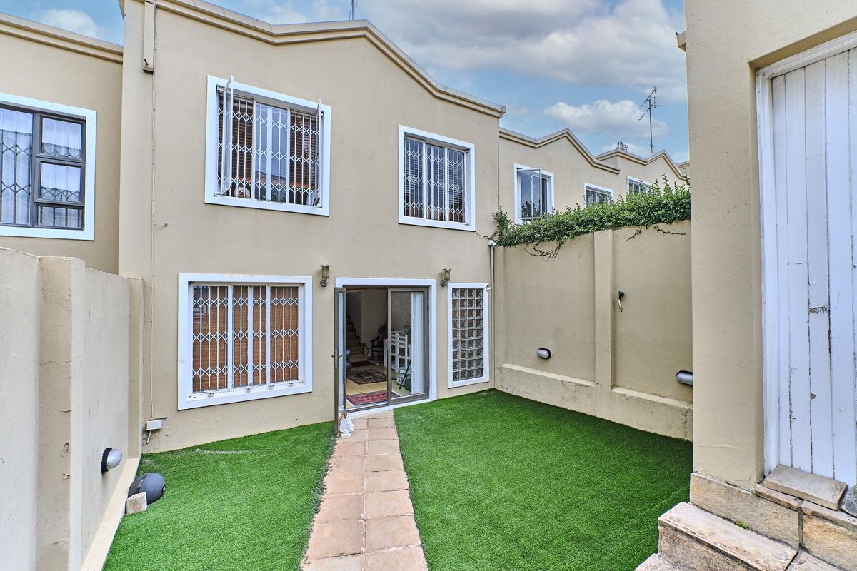 Lovely N/F Garden Townhouse in Sought-after Melrose North - Photo 3