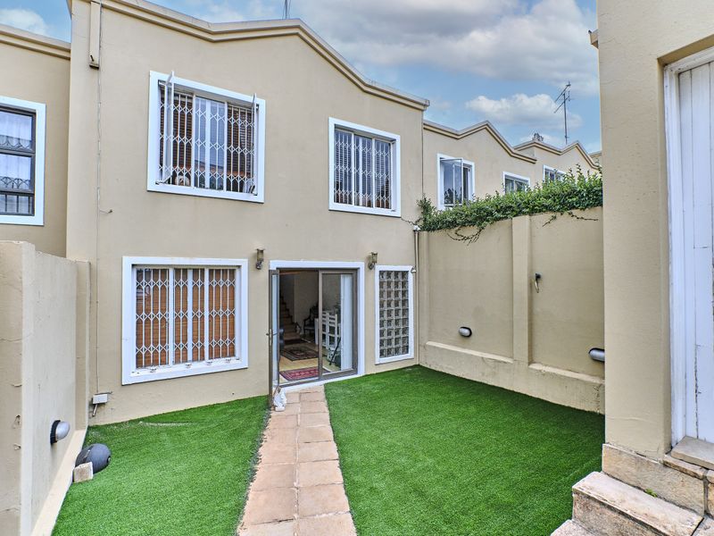 Lovely N/F Garden Townhouse in Sought-after Melrose North - Photo 3