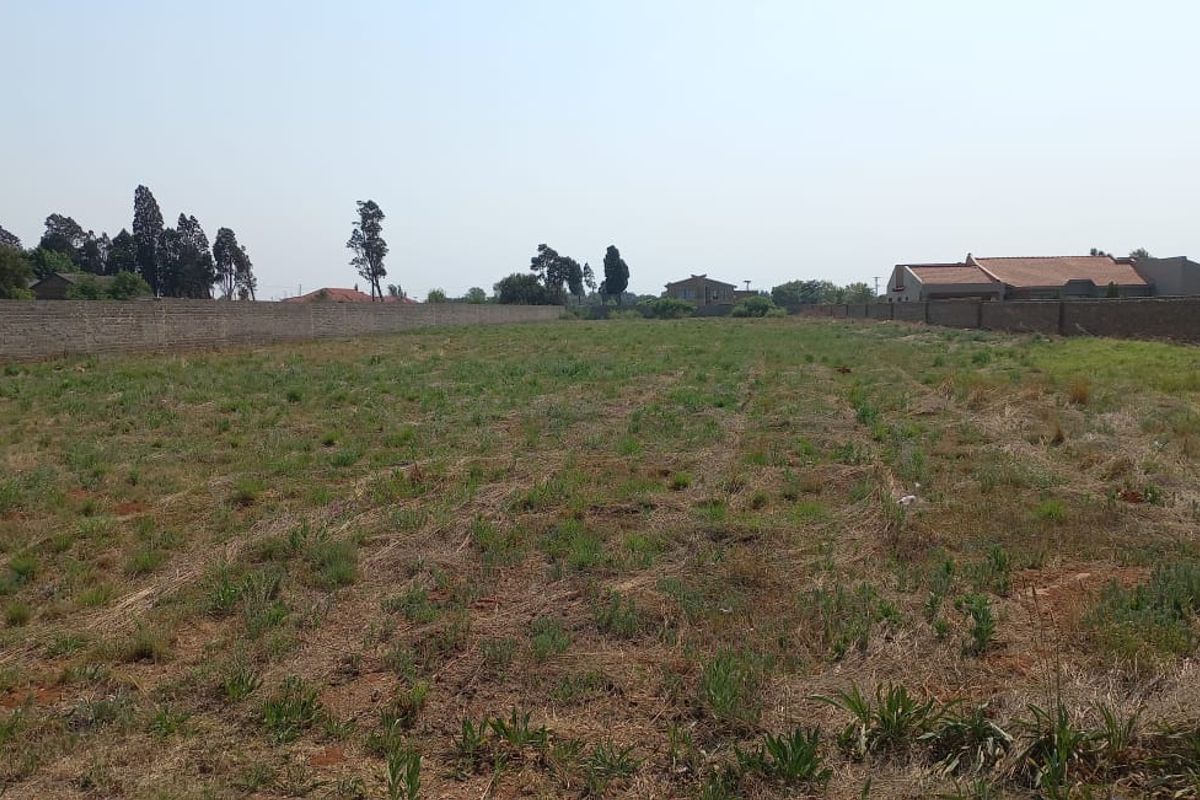 4000SQM vacant stand available on one of the good streets of Henley - Photo 2