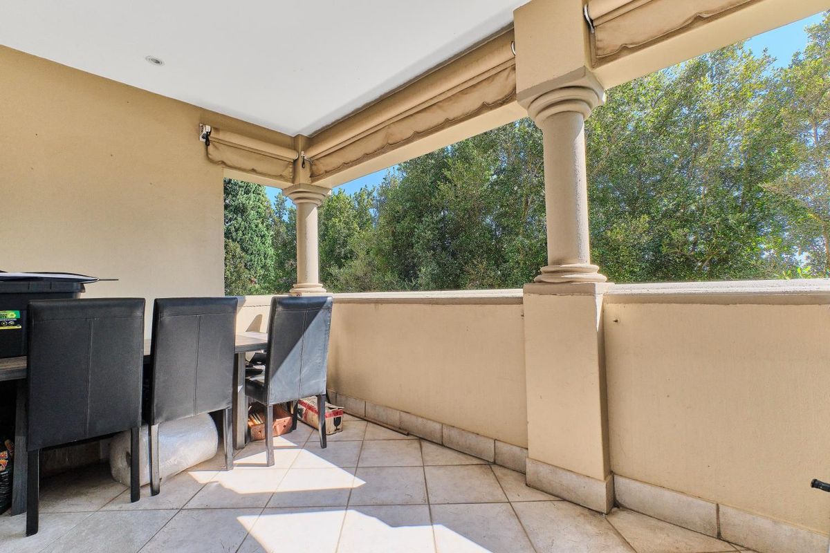 DRASTICALLY REDUCED FOR QUICK SALE - Pet Free Executive  Apartment For Sale in Hyde Park - Photo 4