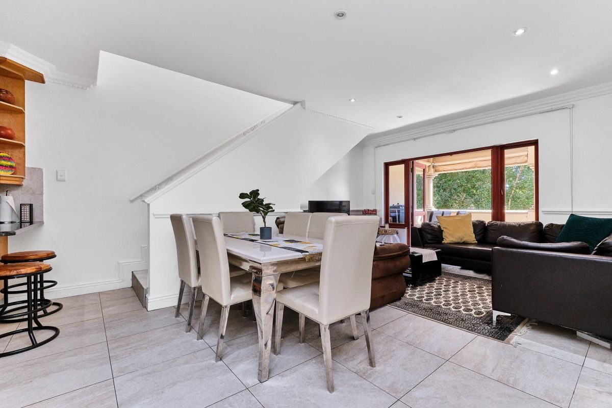 DRASTICALLY REDUCED FOR QUICK SALE - Pet Free Executive  Apartment For Sale in Hyde Park - Photo 2
