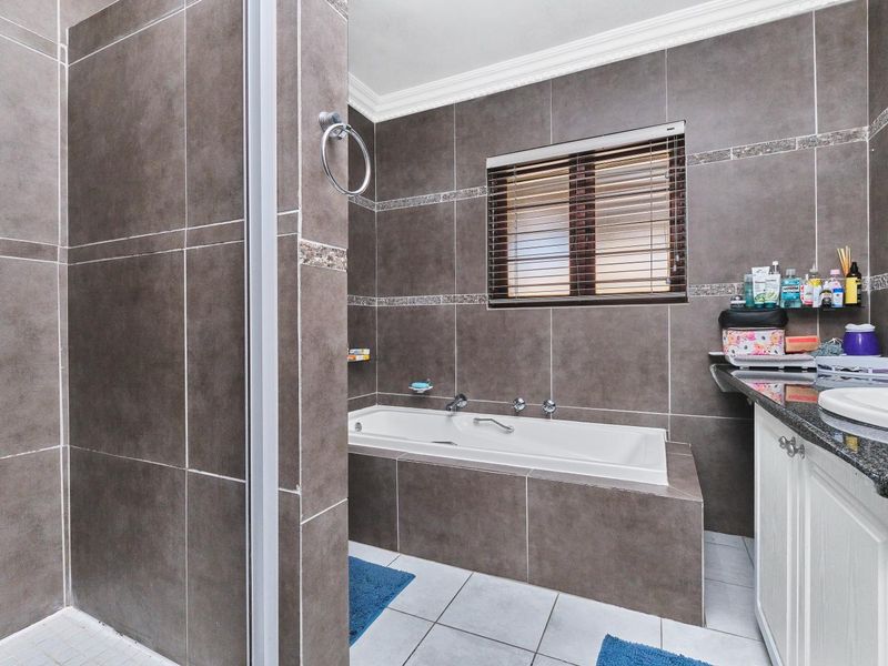 DRASTICALLY REDUCED FOR QUICK SALE - Pet Free Executive  Apartment For Sale in Hyde Park - Photo 10