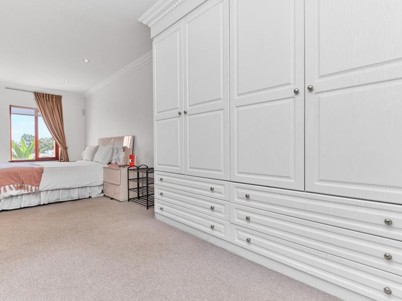 DRASTICALLY REDUCED FOR QUICK SALE - Pet Free Executive  Apartment For Sale in Hyde Park - Photo 9