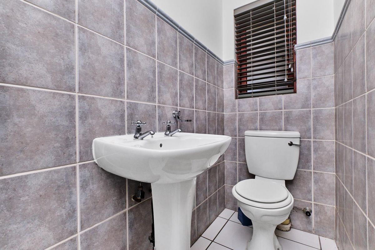 DRASTICALLY REDUCED FOR QUICK SALE - Pet Free Executive  Apartment For Sale in Hyde Park - Photo 5