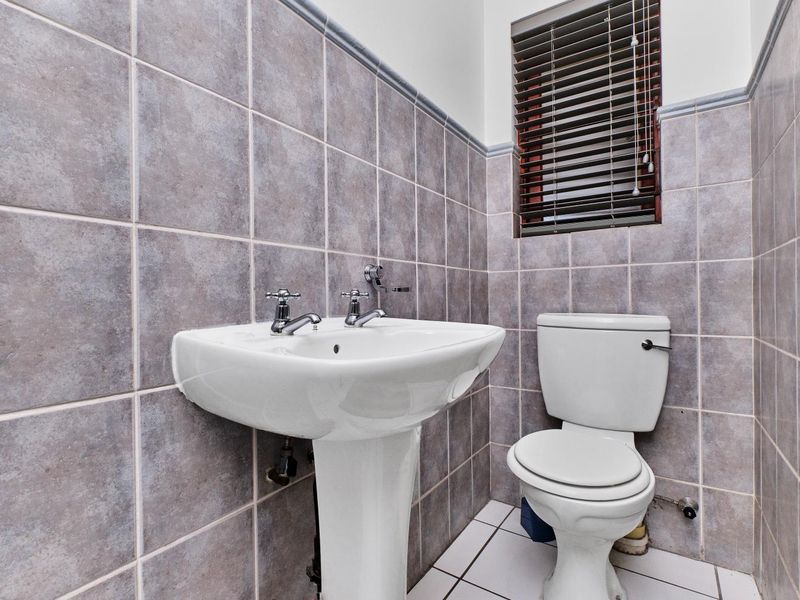 DRASTICALLY REDUCED FOR QUICK SALE - Pet Free Executive  Apartment For Sale in Hyde Park - Photo 5