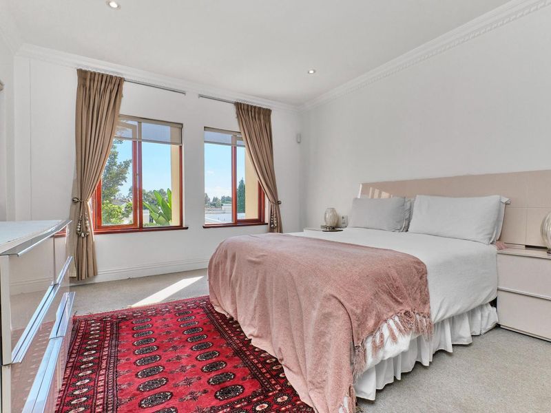DRASTICALLY REDUCED FOR QUICK SALE - Pet Free Executive  Apartment For Sale in Hyde Park - Photo 7
