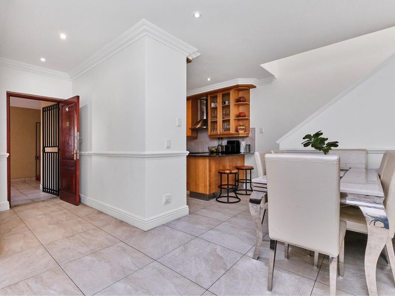 DRASTICALLY REDUCED FOR QUICK SALE - Pet Free Executive  Apartment For Sale in Hyde Park - Photo 6