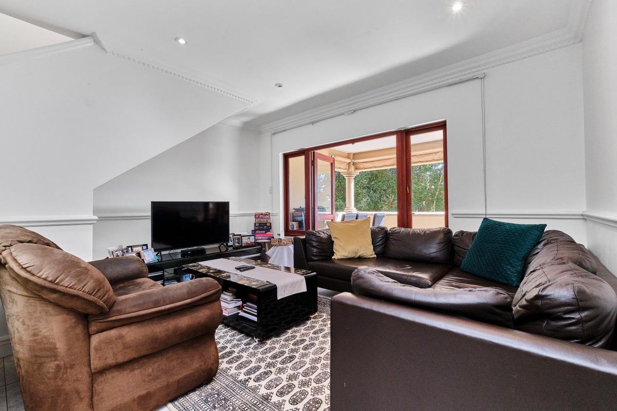 DRASTICALLY REDUCED FOR QUICK SALE - Pet Free Executive  Apartment For Sale in Hyde Park - Photo 3