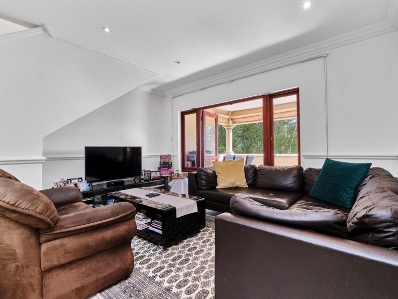 DRASTICALLY REDUCED FOR QUICK SALE - Pet Free Executive  Apartment For Sale in Hyde Park - Photo 3