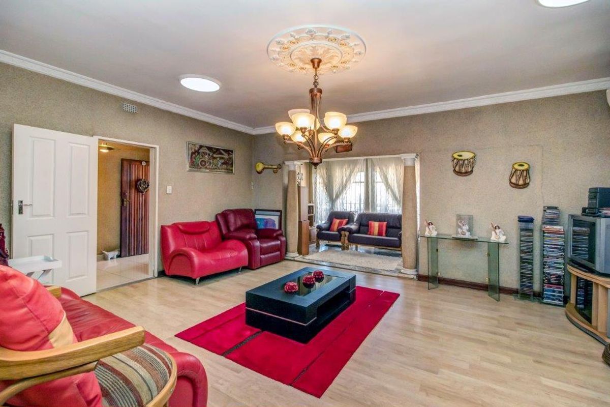 LARGE FAMILY HOME SUITABLE FOR MULTI GENERATIONAL LIVING - Photo 5