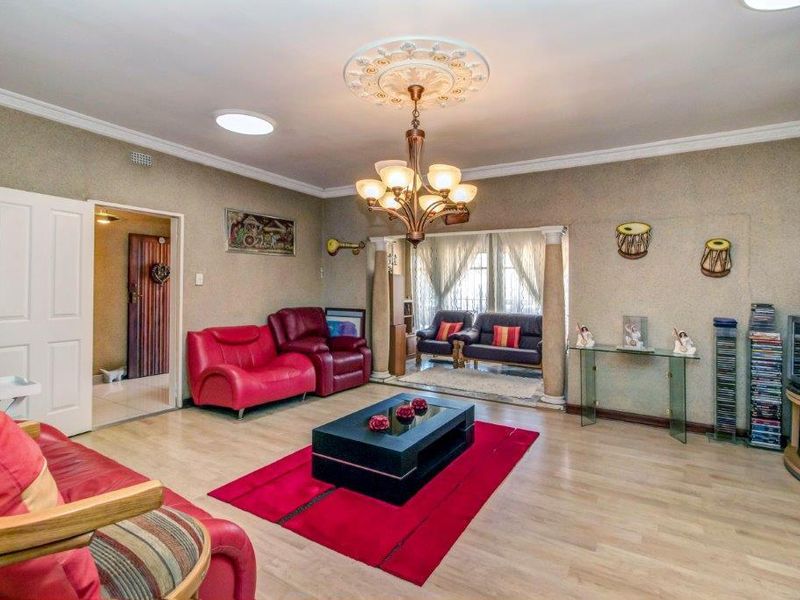 LARGE FAMILY HOME SUITABLE FOR MULTI GENERATIONAL LIVING - Photo 5