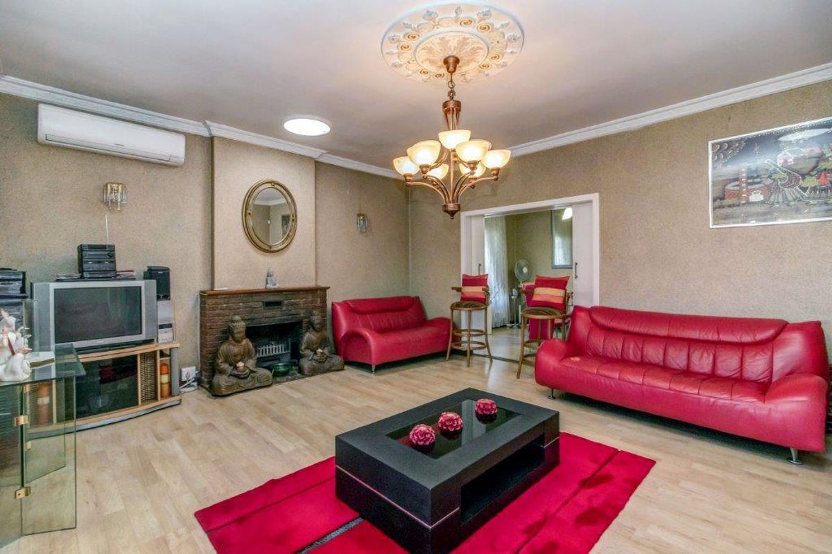 LARGE FAMILY HOME SUITABLE FOR MULTI GENERATIONAL LIVING - Photo 4