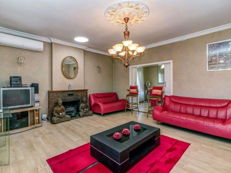 LARGE FAMILY HOME SUITABLE FOR MULTI GENERATIONAL LIVING - Photo 4