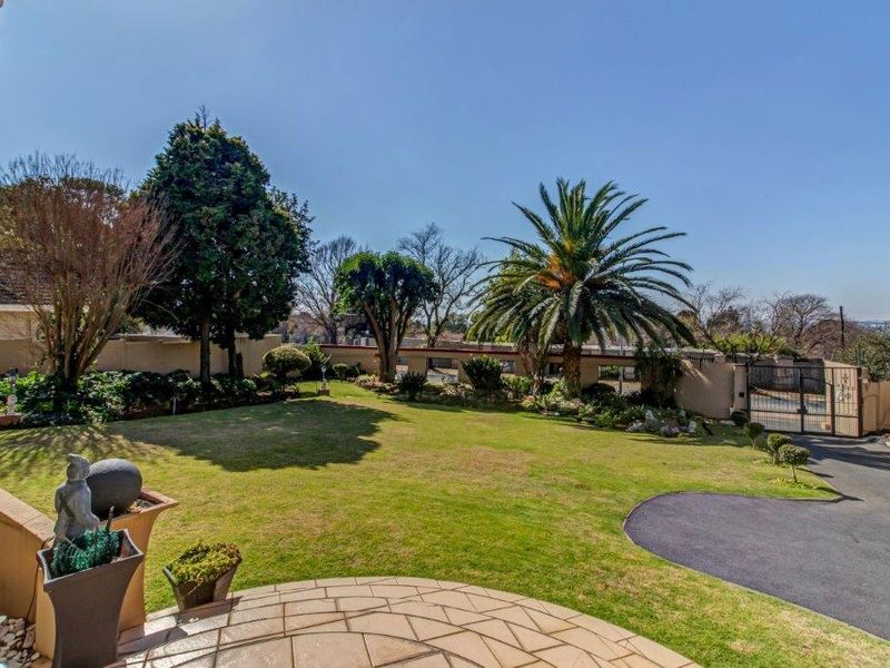 LARGE FAMILY HOME SUITABLE FOR MULTI GENERATIONAL LIVING - Photo 1