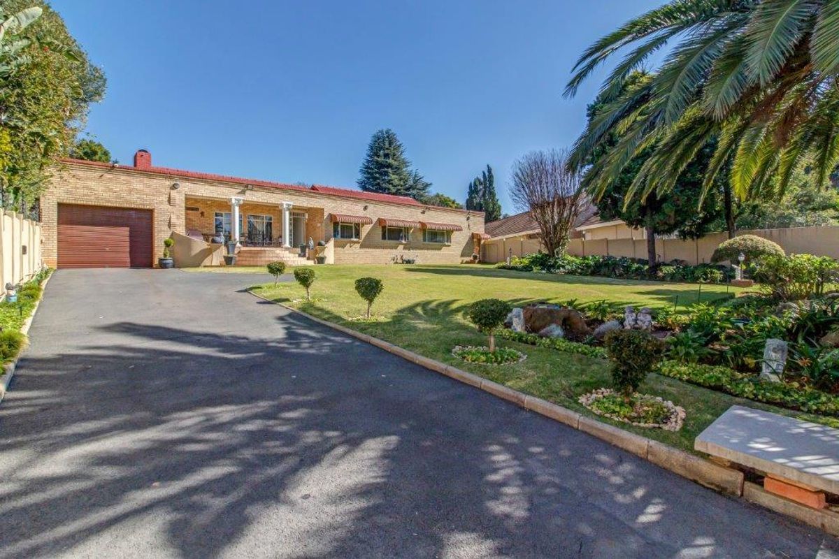LARGE FAMILY HOME SUITABLE FOR MULTI GENERATIONAL LIVING - Photo 2