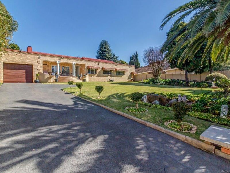 LARGE FAMILY HOME SUITABLE FOR MULTI GENERATIONAL LIVING - Photo 2
