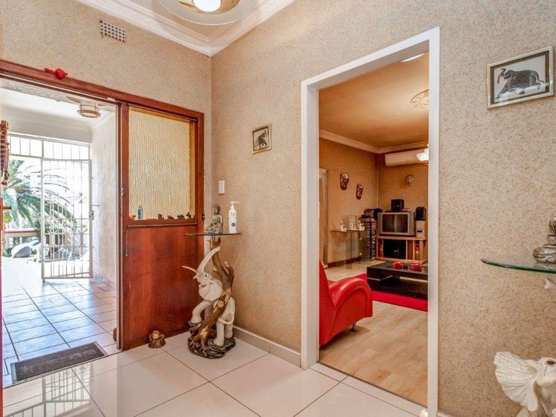 LARGE FAMILY HOME SUITABLE FOR MULTI GENERATIONAL LIVING - Photo 9