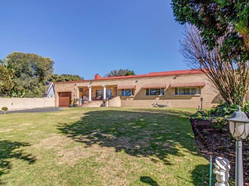 LARGE FAMILY HOME SUITABLE FOR MULTI GENERATIONAL LIVING - Photo 8