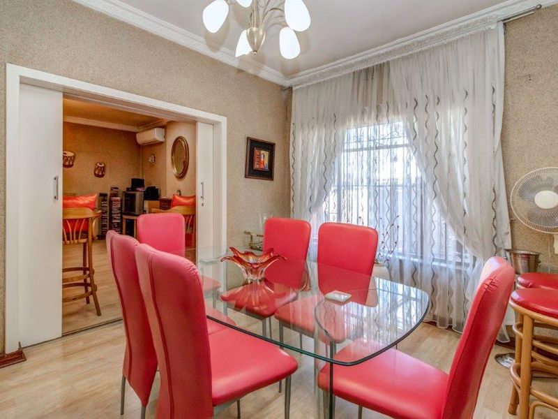 LARGE FAMILY HOME SUITABLE FOR MULTI GENERATIONAL LIVING - Photo 7