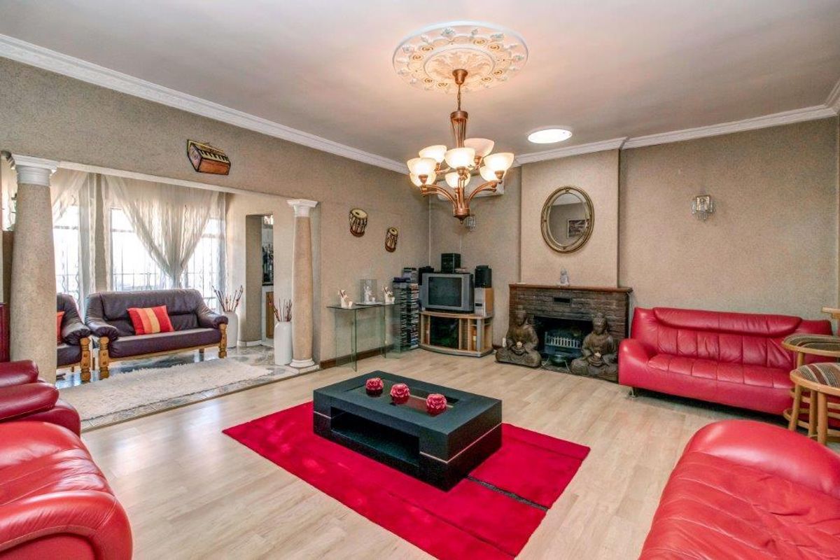 LARGE FAMILY HOME SUITABLE FOR MULTI GENERATIONAL LIVING - Photo 3