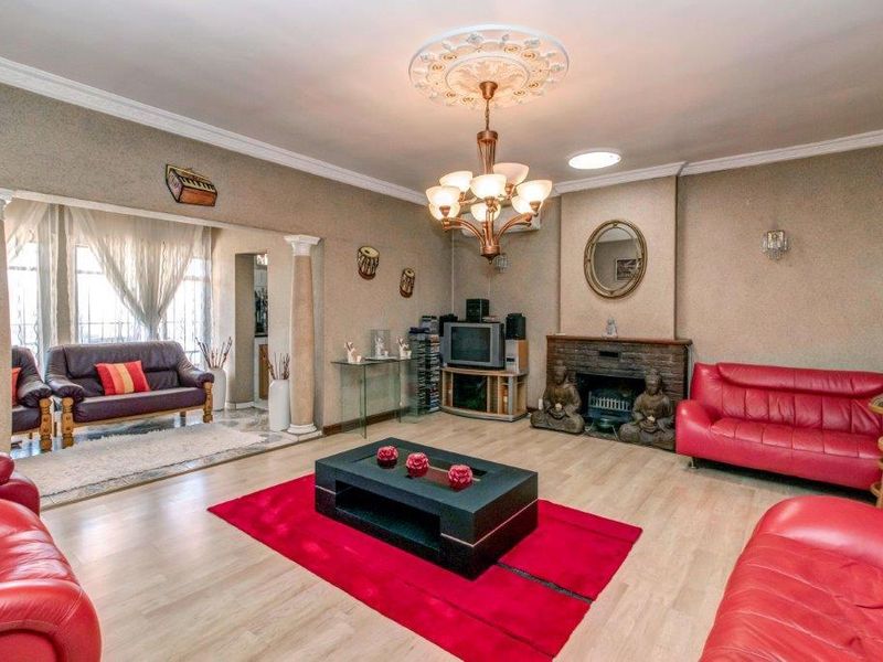 LARGE FAMILY HOME SUITABLE FOR MULTI GENERATIONAL LIVING - Photo 3