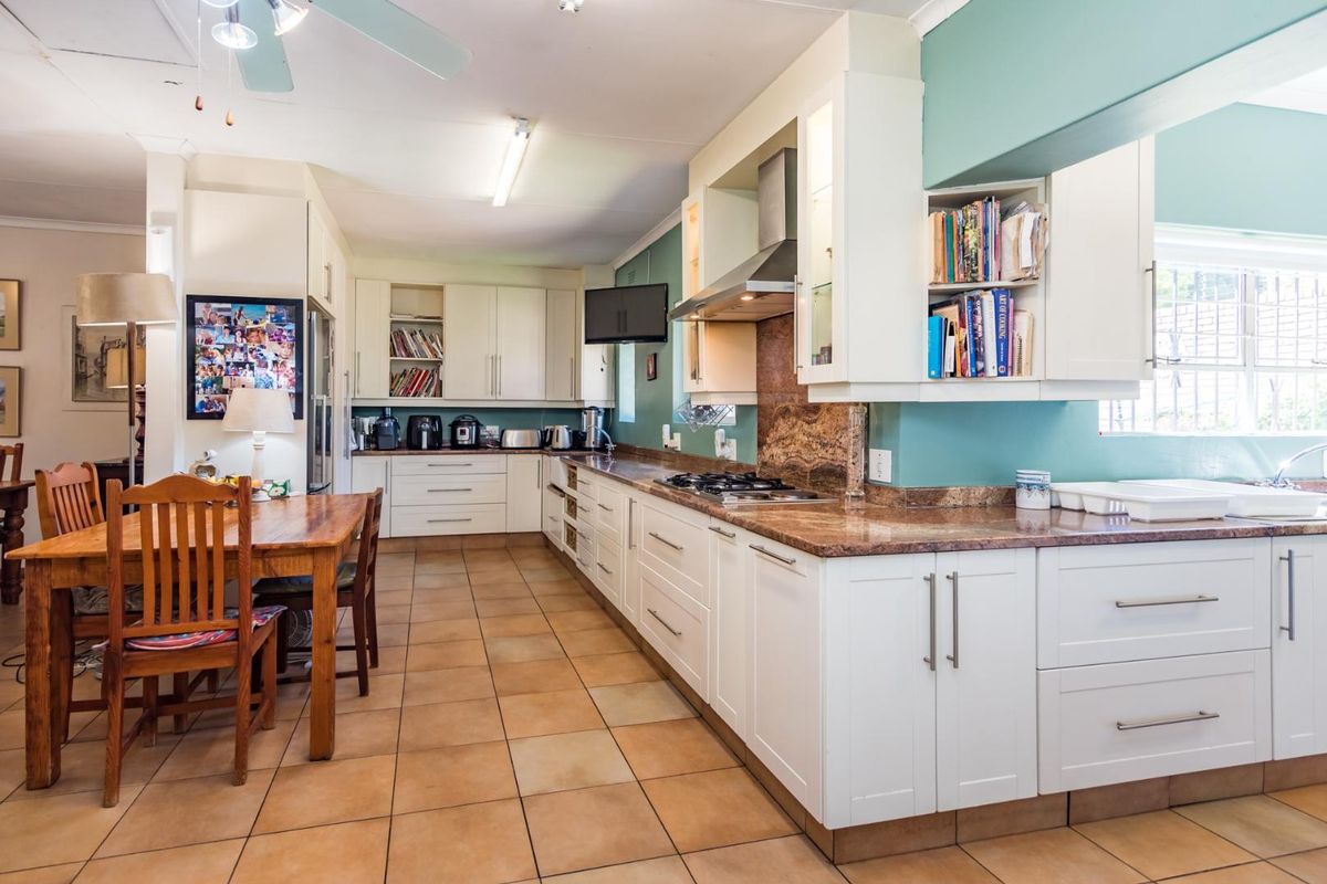 Charming 3/4 Bedroom Retreat for Outdoor Enthusiasts with pool and tennis court! - Photo 4