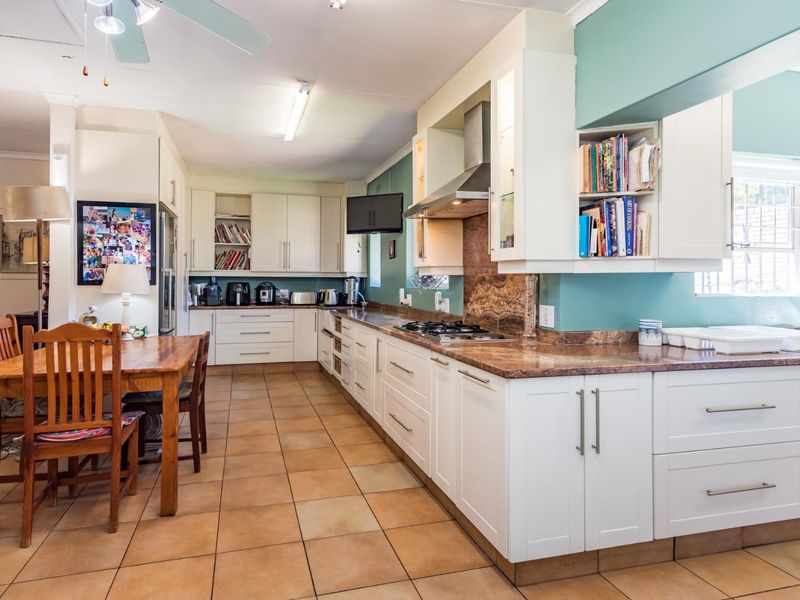 Charming 3/4 Bedroom Retreat for Outdoor Enthusiasts with pool and tennis court! - Photo 4